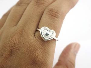 Anillo de Compromiso y Matrimonio de Plata de Ley 925 con Diamante en Forma de Corazón, Hecho a Mano - Product Image 5