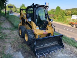 Mini-chargeuse sur pneus d'occasion CAT242D3 en bon état, composants moteur diesel, garantie 2 ans, haute efficacité pour la construction - Product Image 4