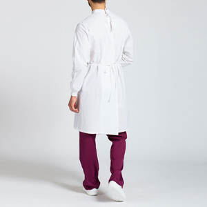 Bata de laboratorio antimicrobiana para uso clínico Bata de laboratorio corta para procedimientos rápidos Bata de laboratorio resistente a fluidos para técnicos de laboratorio - Product Image 3