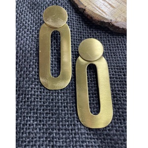 Venta al por mayor de pendientes de metal con forma geométrica diseño minimalista para accesorios de moda diarios disponibles para precio de exportación - Product Image 6