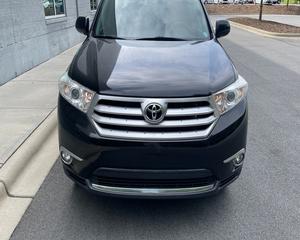 Toyota Highlander SUV d'occasion 2013 avec faible kilométrage - Product Image 6