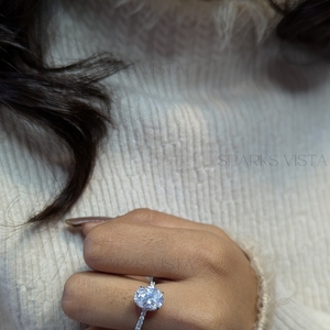 ชุดแหวนหมั้นทองเหลืองเซอร์คอนทรงรีตัดเป็นชุดแหวนแต่งงานวงรูปตัว D สี VVS ความชัดเจนมาตรฐานสำหรับผู้หญิง - Product Image 2