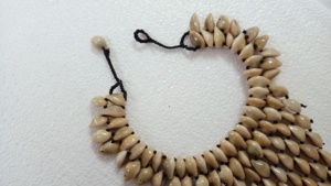 Collares de conchas de cauri naturales hechos a medida, hechos de conchas naturales reales, ideales para diseñadores de joyería de moda para reventa. - Product Image 5
