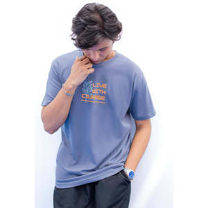 เสื้อยืดพรีเมียมผู้ชาย ผ้าฝ้าย 100% ระบายอากาศดี เหมาะสำหรับฤดูร้อน รับผลิตแบบ OEM/ODM รุ่น 0023 สีเทา แขนสั้น พิมพ์ลายละเอียดอ่อน - Product Image 2