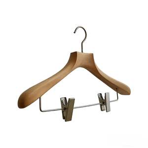 Cintres de luxe en bois de hêtre écologiques avec revêtement antidérapant en caoutchouc pour l'affichage de vêtements haut de gamme en magasin - Product Image 2