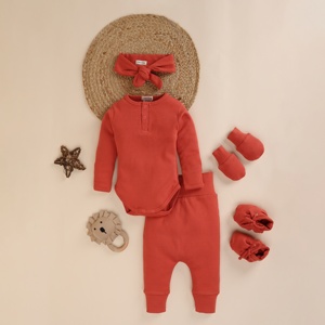 Paquete de 5 conjuntos de ropa de bebé de elastano de bambú orgánico de calidad superior con diadema Berry - Product Image 1