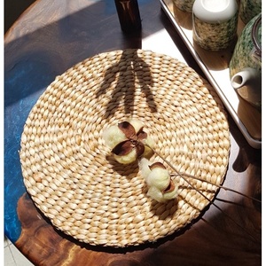 Tapis rustique en jacinthe d'eau naturel et intemporel fait à la main par des artisans parfait pour les intérieurs de salle à manger et la décoration de la maison de tous les jours - Product Image 3