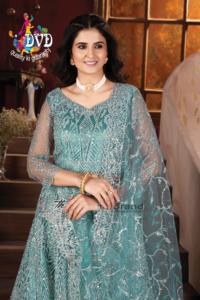 Ensemble de créateur lourd Lehenga Choli en tissu à filet lourd avec travail Zari à paillettes embelli et Dupatta assorti disponible à la vente - Product Image 6