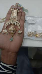 Ensemble de collier Kundan en perles vertes luxueuses avec boucles d'oreilles et perles bijoux indiens festifs pour les mariées et les cadeaux élégants - Product Image 5