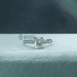 Solitario de diamante Moissanite de corte esmeralda blanco roto con anillo de ajuste de doble punta de estilo acento para mujer - Product Image 1