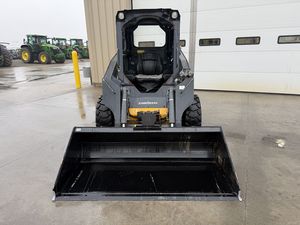 รถตักล้อยาง John Deere รุ่น 316GR พร้อมเครื่องยนต์ Kubota ประสิทธิภาพสูง รถตักขนาดกะทัดรัด ปั๊ม KYB สำหรับงานก่อสร้าง การเกษตร และการขนย้ายวัสดุ - Product Image 3
