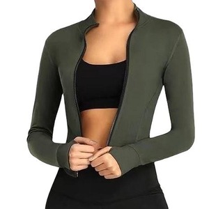 Veste de gymnastique personnalisée à col haut et coupe ajustée pour femmes respirante en nylon élasthanne motif solide deux poches avant zippées 1 ensemble de yoga - Product Image 1
