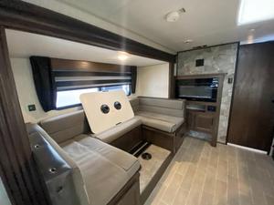 Camping-car d'occasion 2021 F-o-r-e-s-t R-i-v-e-r RV C-h-e-r-o-k-e-e G-r-e-y W-o-l-f 23MK prêt à la vente - Product Image 5
