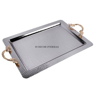 Plateau de service en forme de rectangle de texture martelée polie et brillante de couleur argentée avec poignées de designer en feuilles plaquées or - Product Image 6