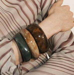 Exclusivos Brazaletes de Resina Hechos a Mano para Mujer, Diseño Moderno, Joyería de Moda, Colores Personalizados para Regalos Empresariales, Exportación Minorista - Product Image 3