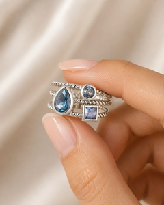 Bague pour femme Emrusa Jewellers SYK-102 en argent sterling 925 avec topaze bleue, sertissage pavé, grappe multi-tailles sur bande texturée effet corde - Product Image 4