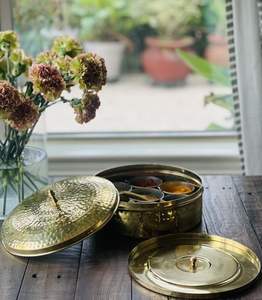 Boîte à épices en laiton de style décoratif pour accessoires de cuisine ethniques, améliorant l'attrait visuel avec une finition dorée - Product Image 1