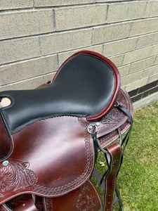 Excellent Barrel Trail Western Horse Saddle Cuir de qualité avec arbre de selle floral en fibre de verre usiné à la main - Product Image 3