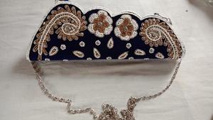 Top vente doré blanc Floral perlé indien artisanal pochette femmes et filles sac à main de fête disponible à la vente - Product Image 5