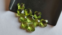 Pierre précieuse naturelle vert péridot, taille fantaisie, facettée, en forme de fleur, pierres lâches, prix de gros pour la bijouterie