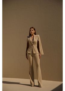 Conjunto de Blazer Tipo Capa, Top y Pantalones Acampanados Beige para Mujer, Elegante Traje de Tres Piezas - Product Image 3