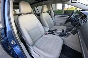 Volkswagen Golf Alltrack SE 2017 d'occasion en bon état, boîte manuelle 6 vitesses, transmission intégrale, bleu soyeux métallisé, non modifiée, sans réserve - Product Image 5