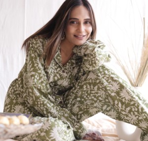 Conjunto de pijama transpirable hecho a mano de algodón 100% para mujer con botón más cerca, bolsillos con cuello vuelto, ropa de dormir cómoda - Product Image 6