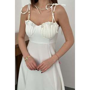 Robe en satin blanc avec fente et coussinets de soutien-gorge intégrés - Blanc - Product Image 4
