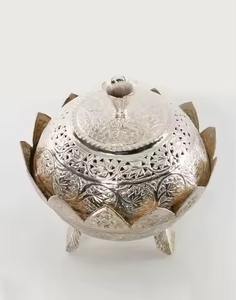 Bol de service en laiton de style antique haut de gamme avec un design orné classique pour une présentation de table élégante et traditionnelle - Product Image 3