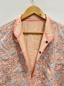 Chaqueta Bomber Acolchada Floral Hecha a Mano de Algodón Kantha para Mujer, Chaqueta Corta Reversible para Invierno y Verano, Estilo Indio - Product Image 5