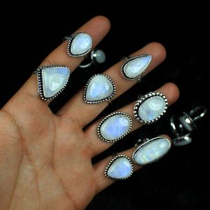 แหวนพลอยมูนสโตนสีรุ้งธรรมชาติเครื่องประดับเป็นกลุ่มดีไซน์เนอร์ - Product Image 1