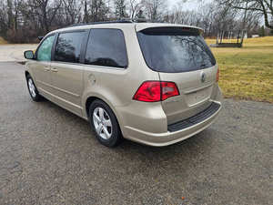 Volkswagen Routan SE 2009 d'occasion, conduite à gauche - Product Image 5