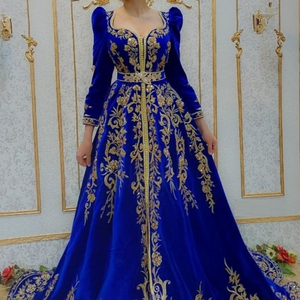 งานปัก zari ที่น่าทึ่งแบบใหม่บนเดรสคาฟตันสีฟ้าพร้อมประดับด้วยลูกปัดแก้วคริสตัลหิน dabka Work @ 2023 - Product Image 1
