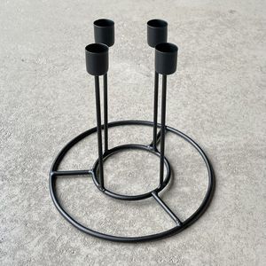 Portavelas de metal de inspiración antigua de primera calidad con detalles intrincados, ideal para crear centros de mesa de boda atemporales - Product Image 2