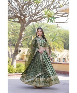LehengaCholi de mariage en velours lavande pour femme avec chemisier brodé et Chunni lourd - Product Image 4