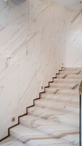 Escalier personnalisé en marbre blanc Palissandro brillant avec éclairage LED, marbre blanc d'<span class=keywords><strong>Italie</strong></span> avec veines brunes - Product Image 4