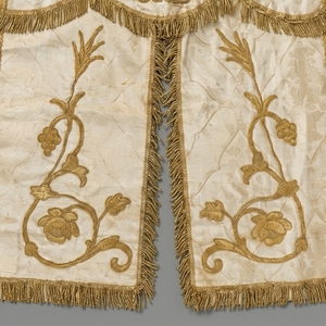 Vestimenta Litúrgica Premium con Hilo Metálico Dorado Zardozi, Cubierta de Altar de Iglesia Bordada a Medida en Satén Blanco, para Primavera, Verano e Invierno - Product Image 3