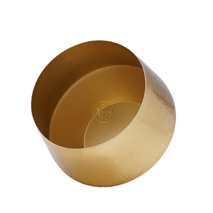 Vase en métal doré texturé Pot de fleur décoratif léger et brillant Pièce maîtresse sophistiquée pour l'exportation de mariage de salon - Product Image 3