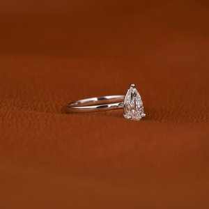 Anillo de Compromiso con Diamante Moissanite Corte Pera de 1.0 CT con Certificación IGI, Engaste de Plata 925, Estilo Moderno para Boda - Product Image 2