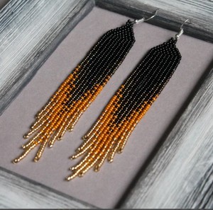 Boucles d'oreilles de soirée en perles dorées de haute qualité, boucles d'oreilles en perles de rocaille noires et dorées - Product Image 1