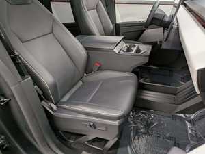 Propre et fiable 2024 Crew Cab AWD Automatique Gauche R18 Offre 600 ch 0-60 mph en 4,1s Autonomie de 340 miles - Product Image 5