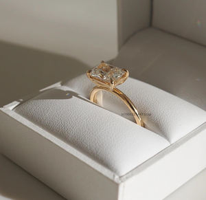 East West 2,01 Ct Anillo de compromiso de moissanita de corte radiante en oro sólido Hielo triturado Anillo solitario radiante alargado - Product Image 4