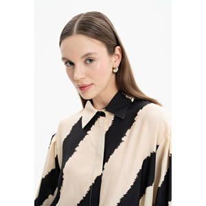 Blusa de Chifón Beige con Estampado Batik, Cuello Alto y Detalles de Encaje - Product Image 5