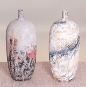 Impresionante jarrón de cerámica azul profundo con una estructura única de cinta retorcida, disponible a precios de mayoreo. - Product Image 2