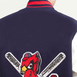 Chaquetas universitarias con ajuste personalizado Mezcla de lana de fábrica OEM y materiales de piel sintética Diseño elegante para ropa de calle o uniformes - Product Image 5