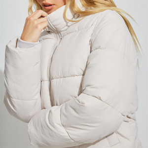 Blouson d'hiver pour femme de luxe, vêtement d'extérieur chaud avec rembourrage léger et forme élégante - Product Image 5