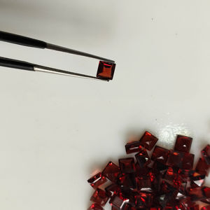 พลอยโกเมนสีแดงธรรมชาติ ขนาด 3.5 มม. ทรงสี่เหลี่ยมเจียระไนแบบสเต็ปคัต คุณภาพดีที่สุด สำหรับทำเครื่องประดับ - Product Image 1