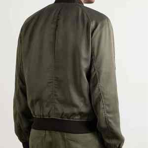 Chaqueta bomber cómoda de secado rápido con logotipo frontal y cuello levantado personalizado para hombre - Product Image 3