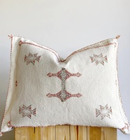 Coussin décoratif marocain bohème fait main 100% coton slub 50x50cm avec fermeture éclair dissimulée au dos, pompons touffetés et motif feuille