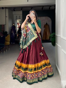 DERNIÈRE DESIGNER SILK PATOLA IMPRIMÉ AVEC BORDURE EN DENTELLE GOTTA PATTI LEHENGA CHOLI - Product Image 3